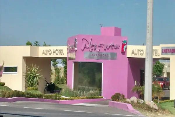 pleasures auto hotel