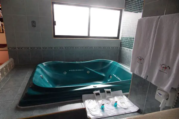 habitacion-suite-con-jacuzzi-motel-garden4