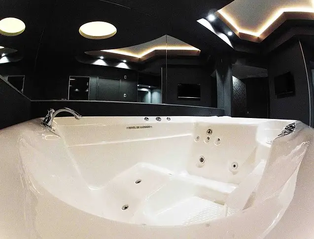 suite-de-lujo-con-jacuzzi-motel-premier7