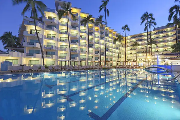 crown-paradise-golden-hoteles-en-puerto-vallarta-con-playa